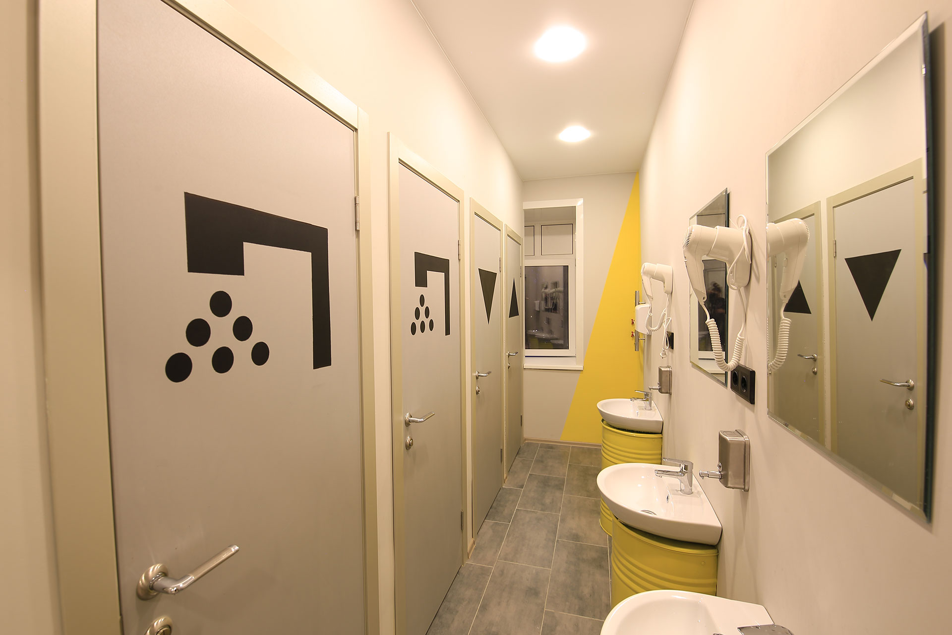 Душевые и туалеты в хостеле “Артист” Москва.